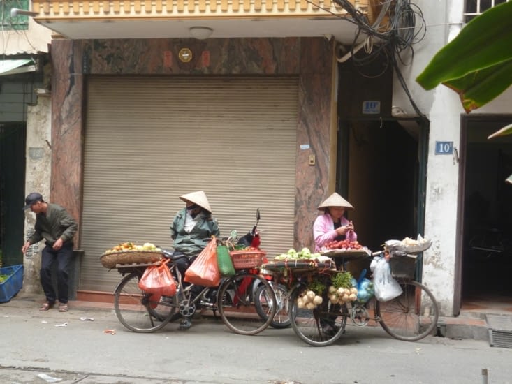 Courant dans les vieux quartiers d'Hanoï