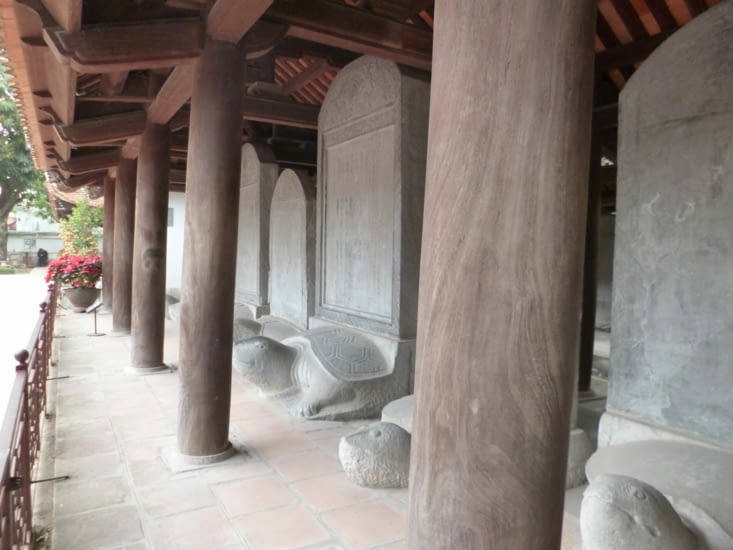 Stèles avec les noms des savants, portées par des tortues