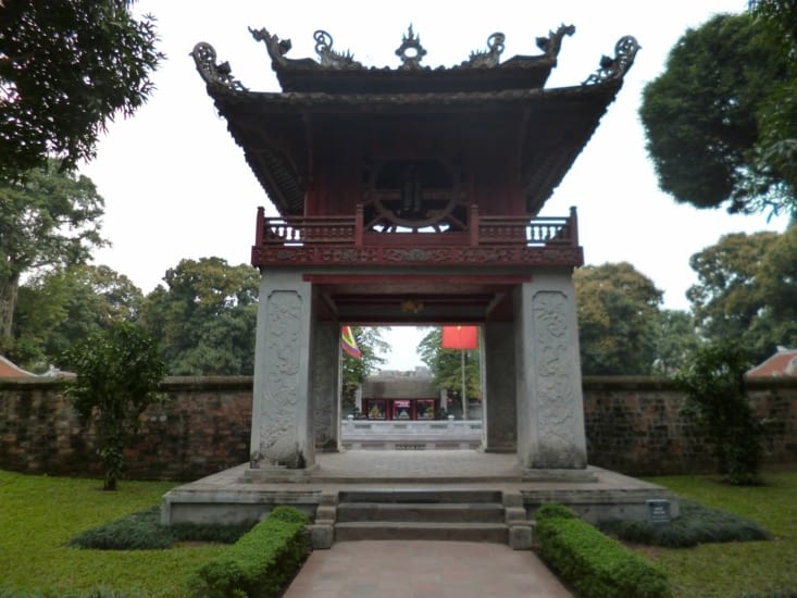 Une des portes vers le temple de la littérature