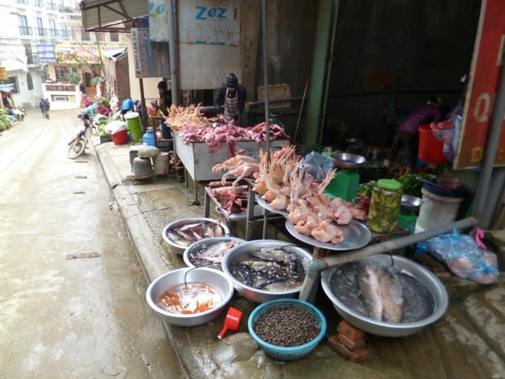 Comme à Hanoï, les trottoirs sont pris d'assaut par les vendeurs en tous genres