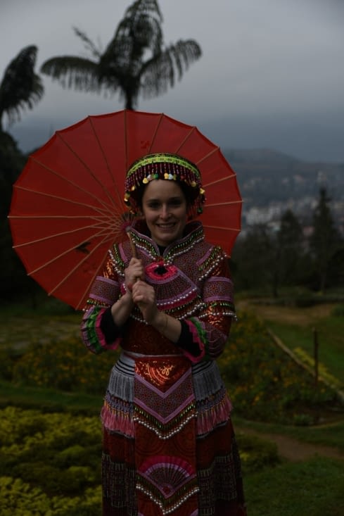 Essayage de costume Hmong