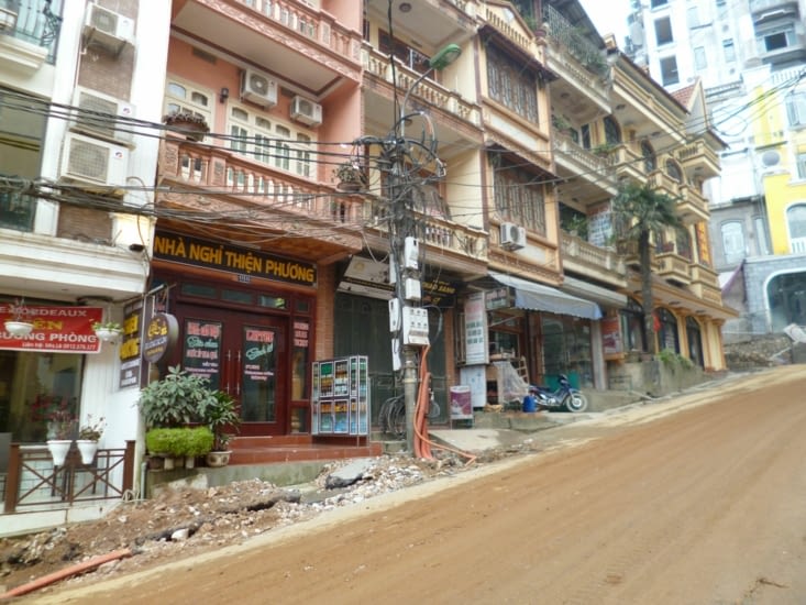Rue principale et commerçante de Sapa, très boueuse mais pas moins charmante pour autant.