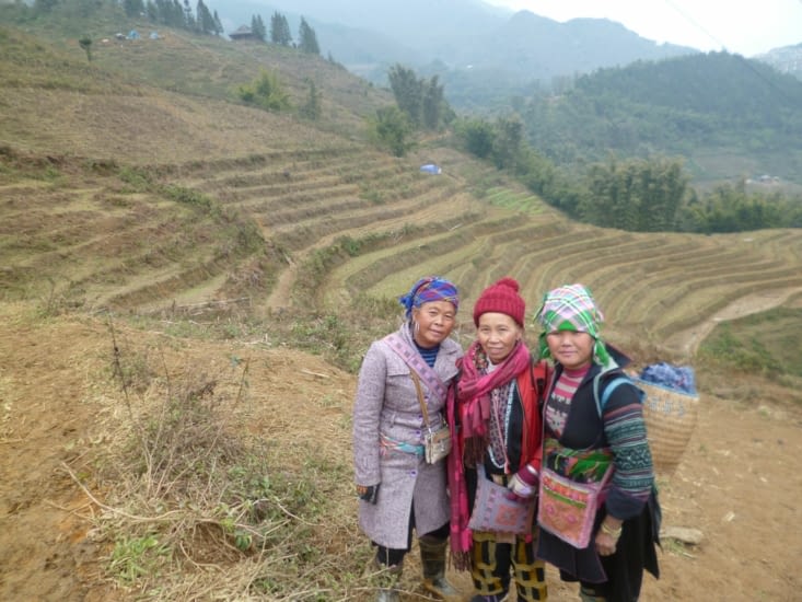 Trois de nos accompagnatrices devant les rizières