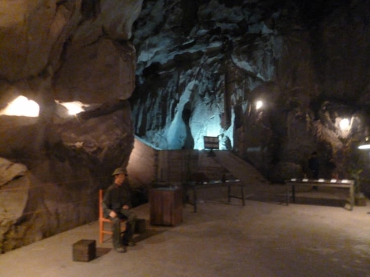 Salle de cinéma de la grotte, avec accès à l'étage réservé aux officiers à l'arrière