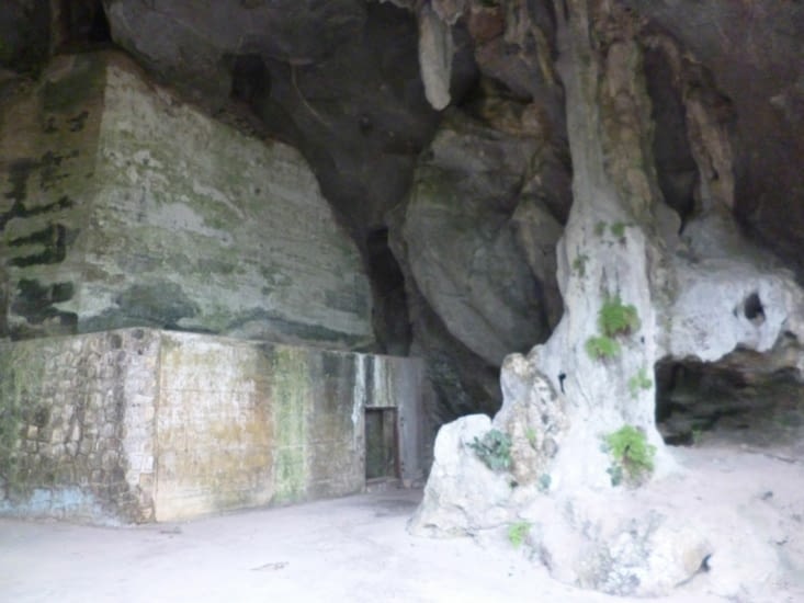 Sortie de la grotte, on voit à la fois la grotte 'naturelle' et la construction en béton