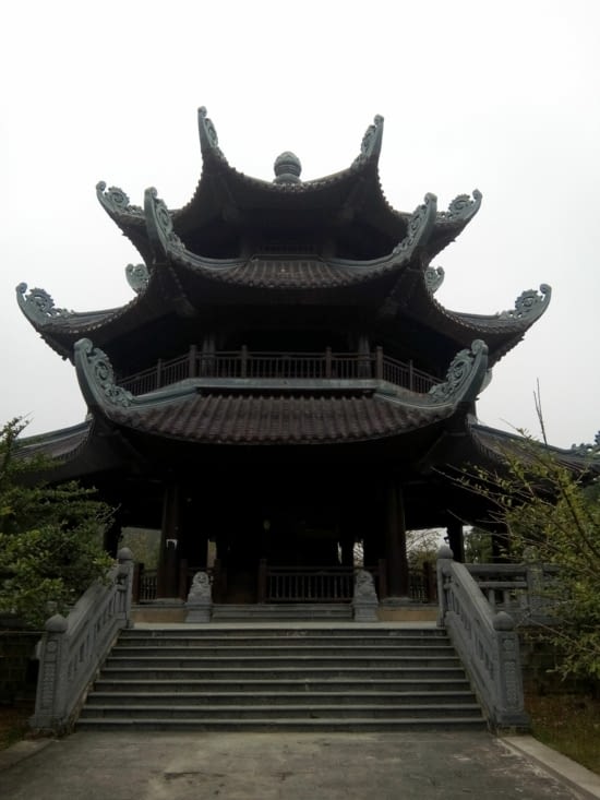 Bâtiment qui abrite une cloche énorme, pagode de Bai Dinh