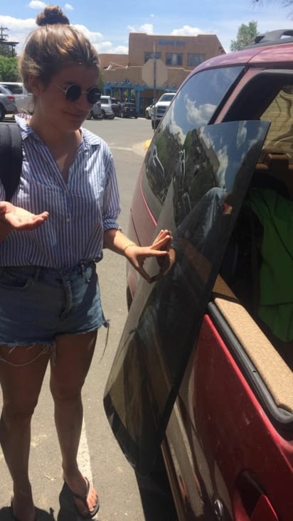 La perplexité de Margaux face à la vitre qui tombe sans raison apparente