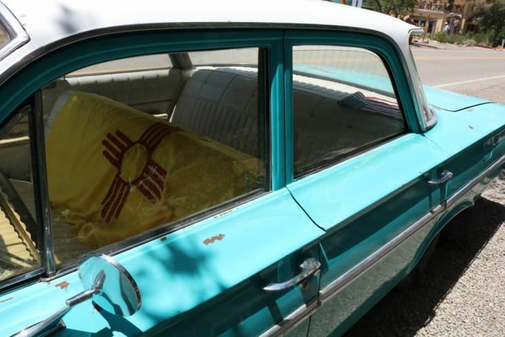 Le turquoise, marque de fabrique de la région + la croix du NM