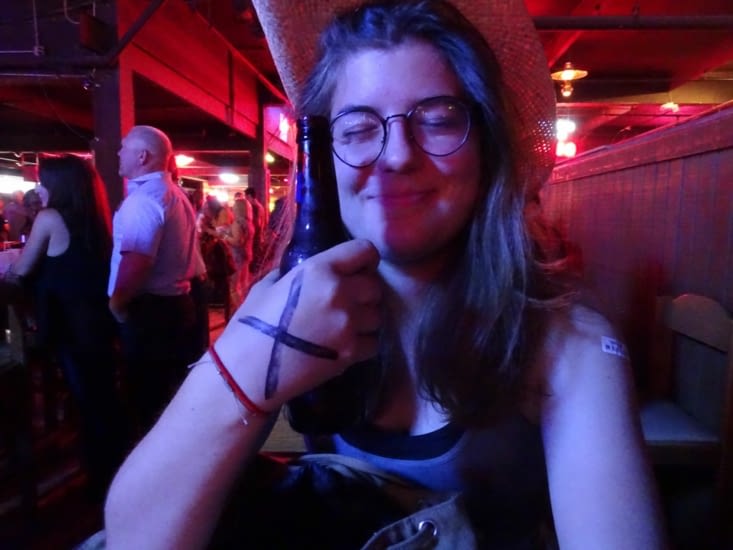 Margaux bravant les interdits (la croix sur la main, c'est pour les moins de 21 ans)