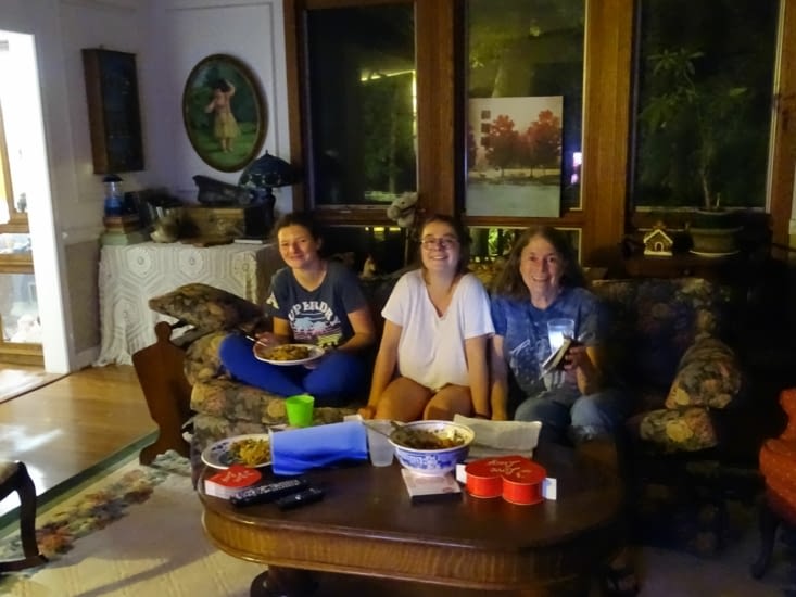 Diner devant la télé (manque Jim, qui nous a rejointes plus tard)