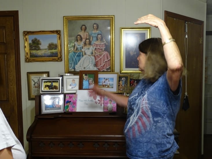 Suzy montre et explique