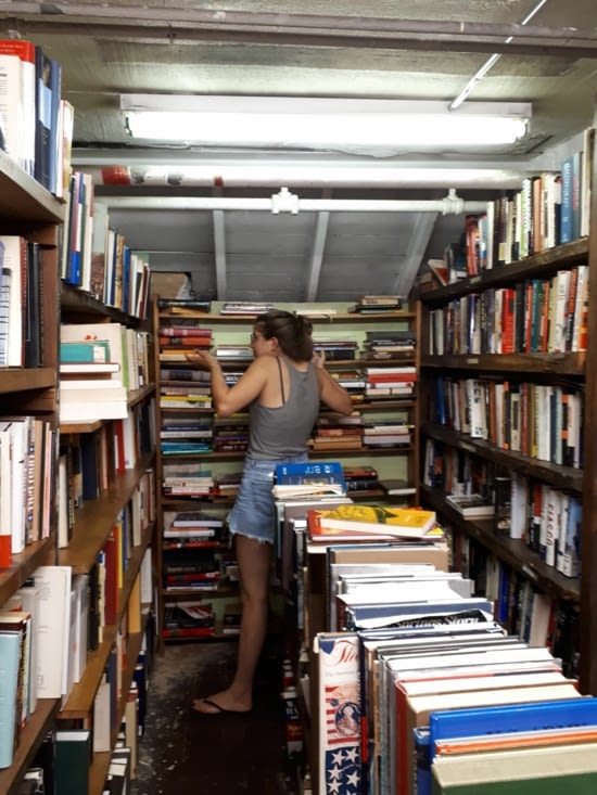 Un bookstore sans dessus dessous de plus