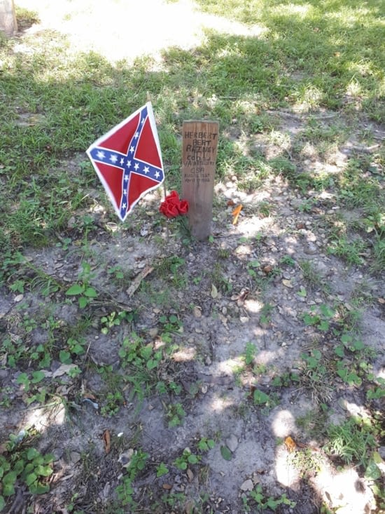 Des tombes plus humbles que d'autres (et au drapeau confédéré aussi...)