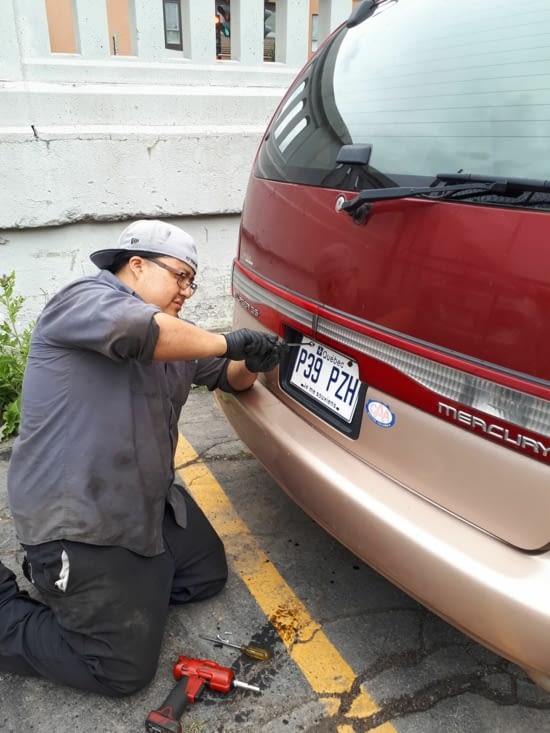 Le mécano qui pose les nouvelles plaques