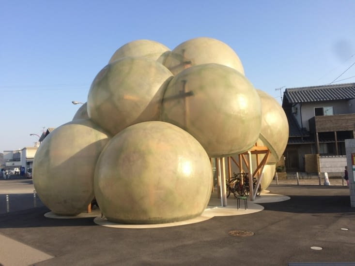 Garage à vélo et salle d’attente du bateau