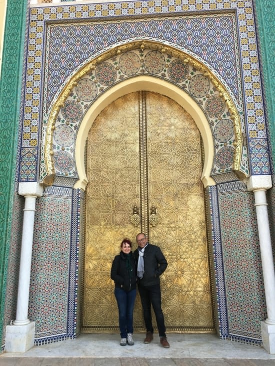 pause devant une des 7 portes en bronze du Palais Royal