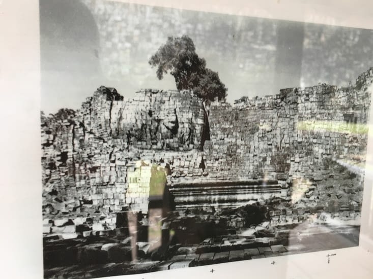 Il est plus visible sur cette photo qui se trouve en face du Bouddha couché