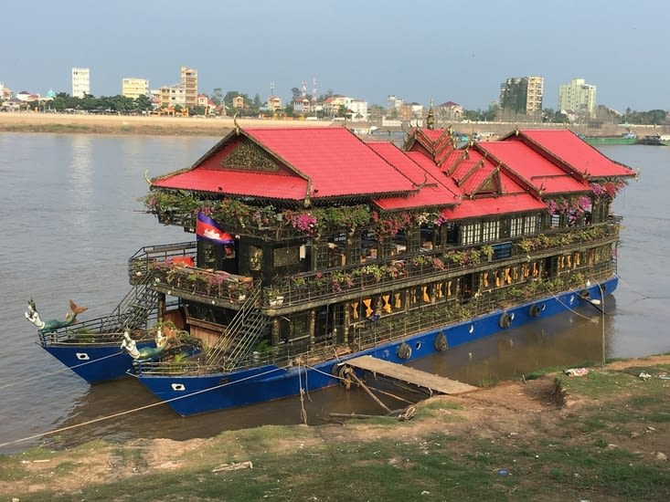 Restaurant sur la rivière Tonlé Sap à Phnom Penh