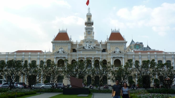 Derrière Hô Chi Minh: l'hôtel de ville