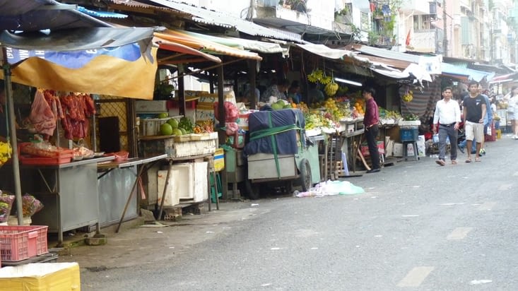 Mais Saïgon c'est aussi ces rues où vivent toutes les traditions vietnamiennes