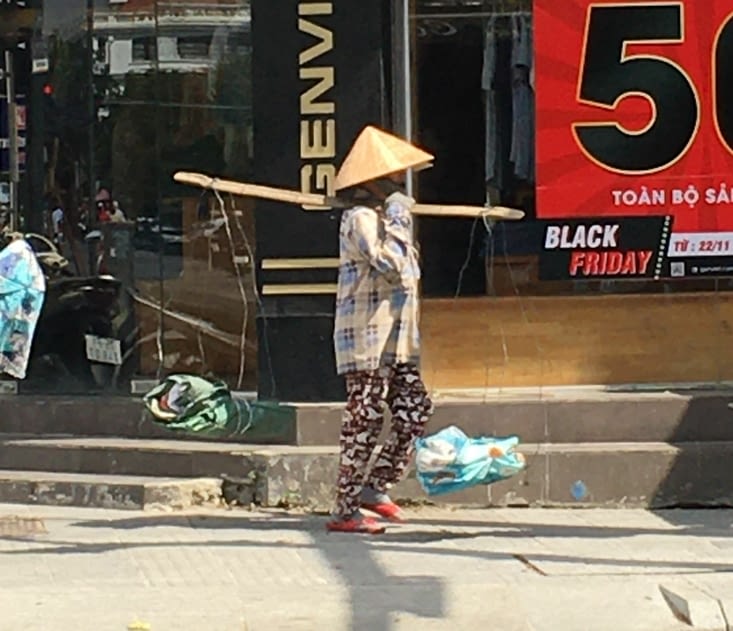 Une passante dans les rues de Hué.