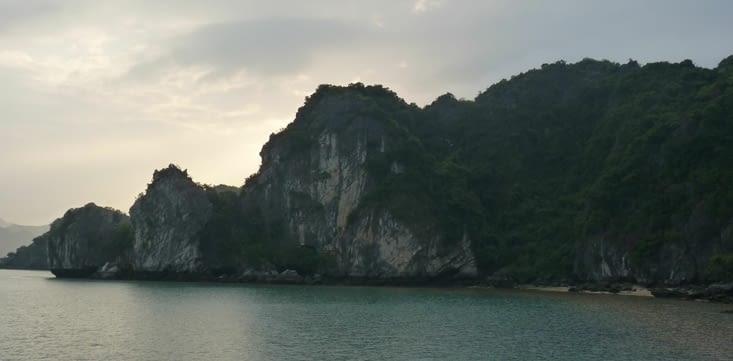 Crépuscule sur la baie d'Halong