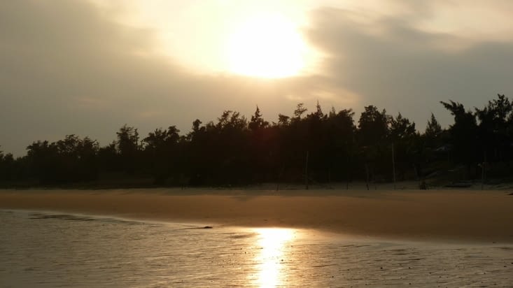 Crépuscule sur la plage de Quan Lan