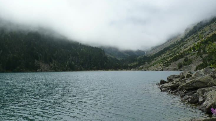 Le lac de Gaube sous les nuages