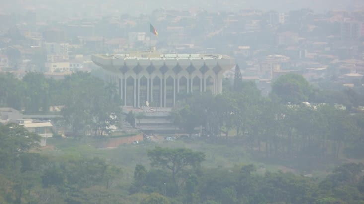 Dans la brume le palais présidentiel