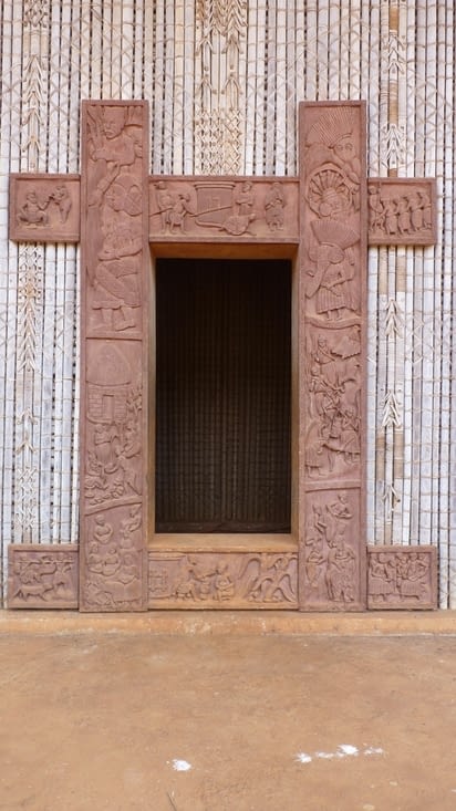 Porte traditionnelle de la case principale de la chefferie