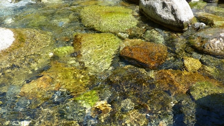 Une belle eau claire pour nos pieds endoloris
