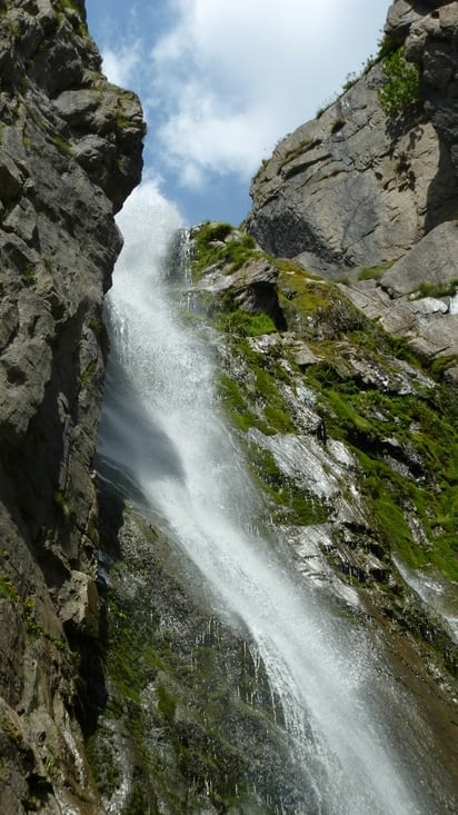 La cascade fait 80 m de hauteur