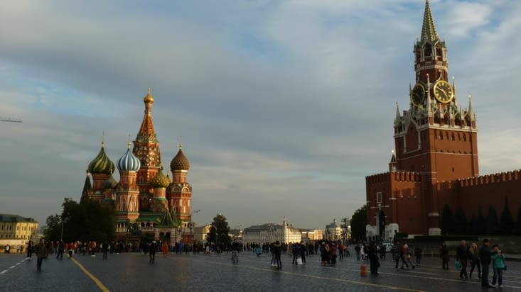 A droite le Kremlin, en face la cathédrale Saint-Basile le Bienheureux.