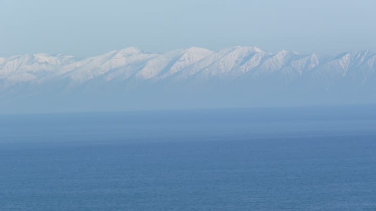 Les montagnes enneigées autour du Baïkal