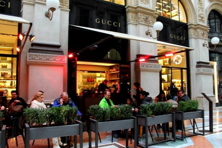 Idylle a décidé de faire pipi, juste là!! Devant Gucci :)