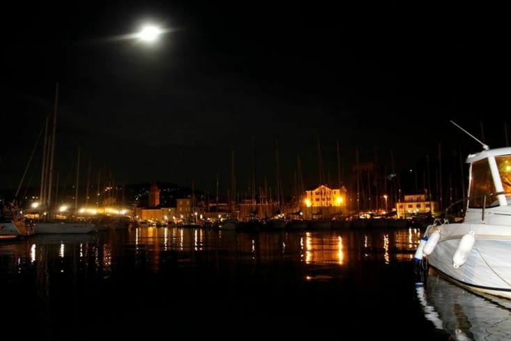 Balade nocturne sur le port puis retour à l'hôtel!