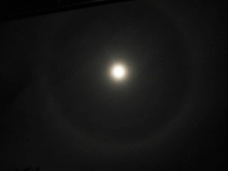 Surprise au moment de rejoindre la tente: un immense anneau lumineux entoure la lune