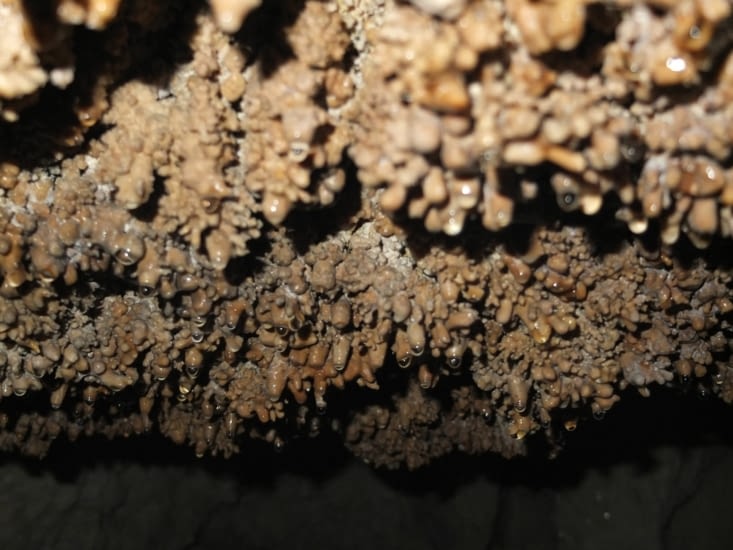 les gouttes d'eau sculptent la roche