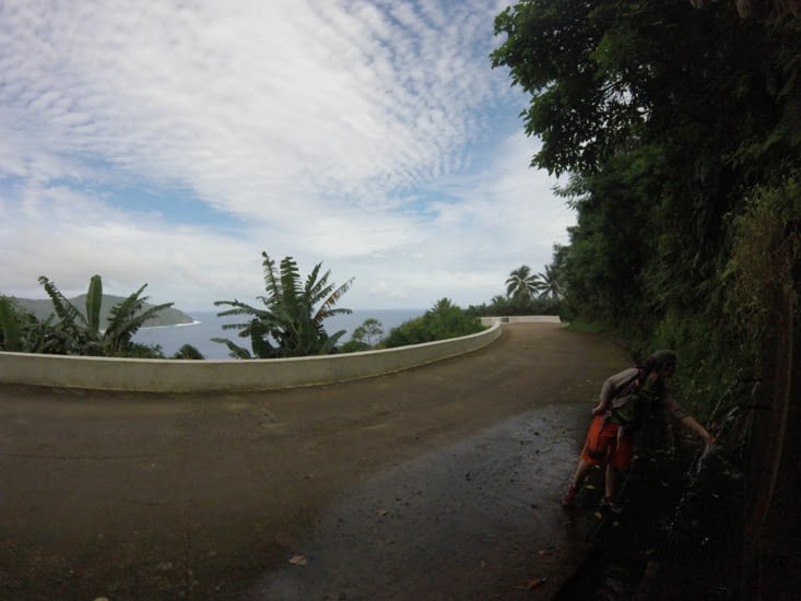 On croise une source sur le bord de la route