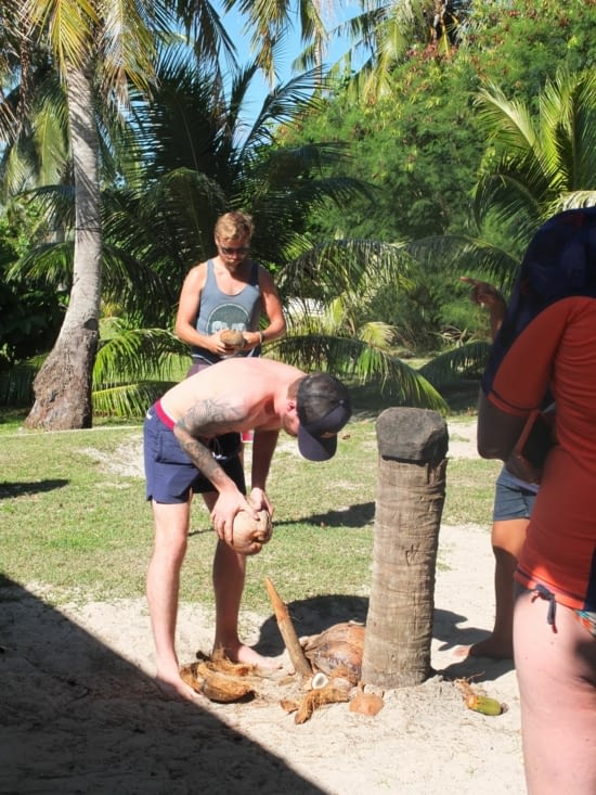 Émilien décortique sa coco avec dextérité