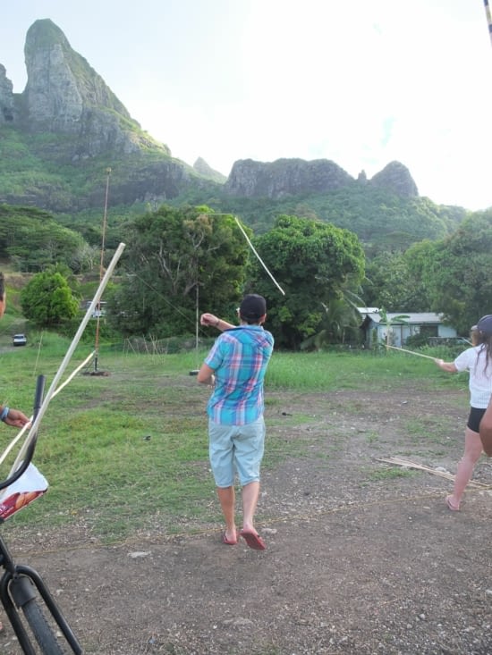 Mr Gnougnoux s'essaye aux sports traditionnels polynésiens