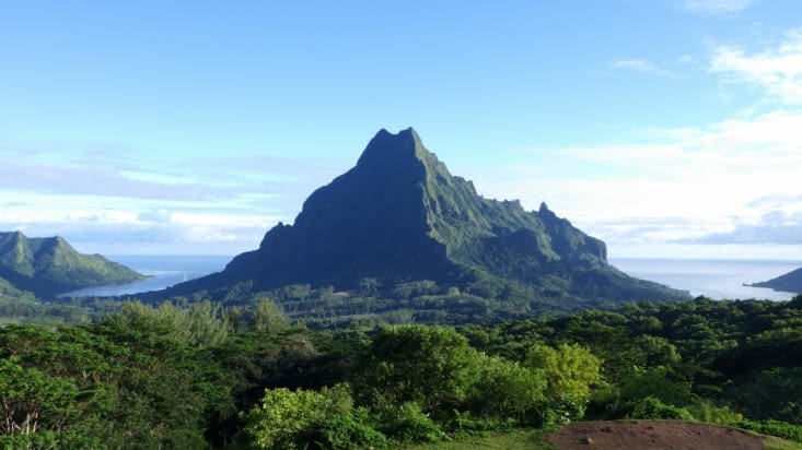 Le mont Rotui au centre, la baie de Cook à droite et celle d'Opunohu à gauche