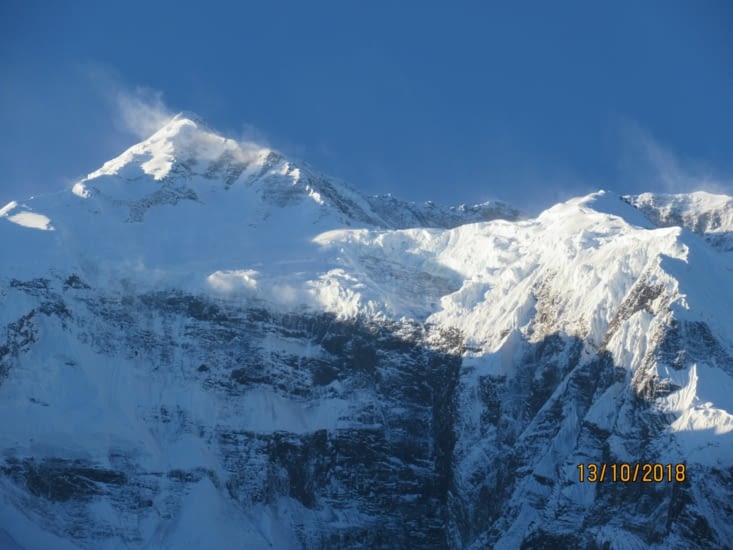 Avec le soleil sur un des sommets des Annapurnas (II ou IV)