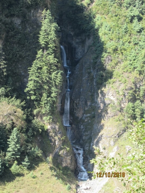 Beaucoup de cascades sur le début du trek, bien vu Alex aime l'eau