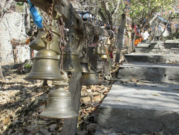 c'est jour de pélerinage, les cloches tintent en plein sur le chemin des temples