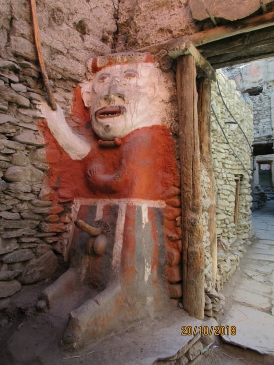 Drôle de statue dans ce joli village tout de même !