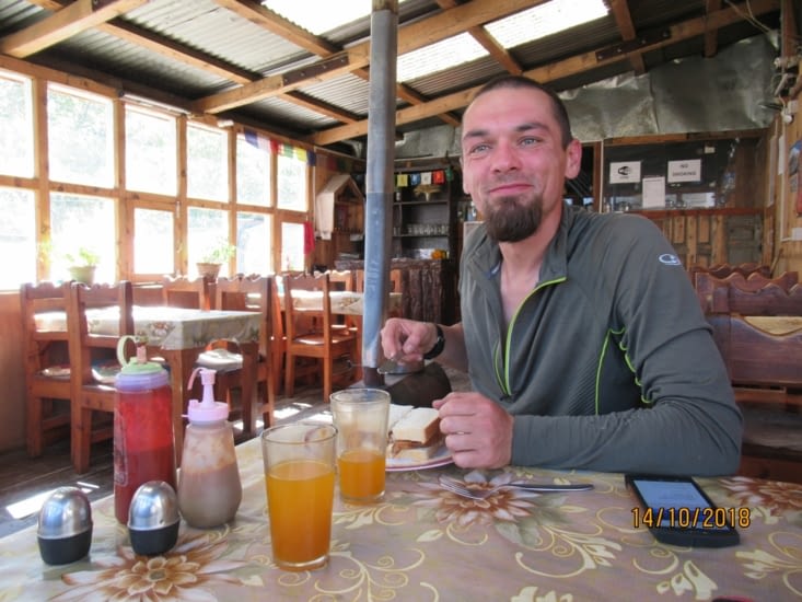 Pause repas à Manang, burger de yak et jus de Seabuckthorn