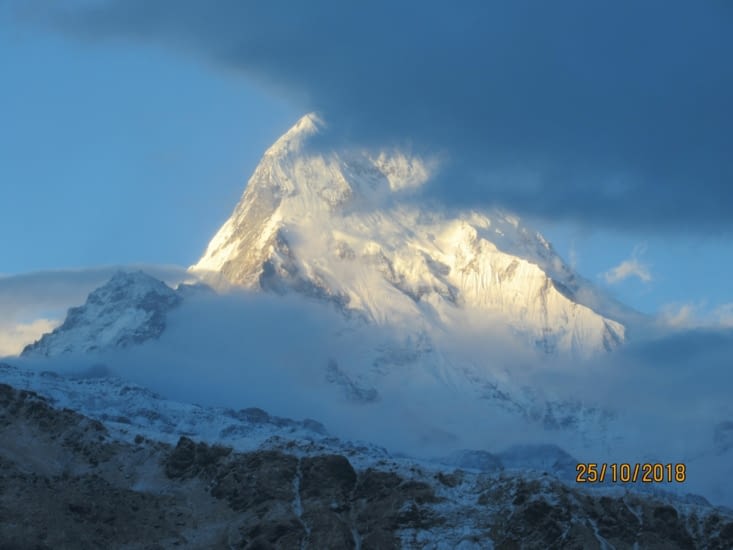 Le soir, depuis Dobato, un avant goût de la vue du lendemain lorsque les pics se dévoilent