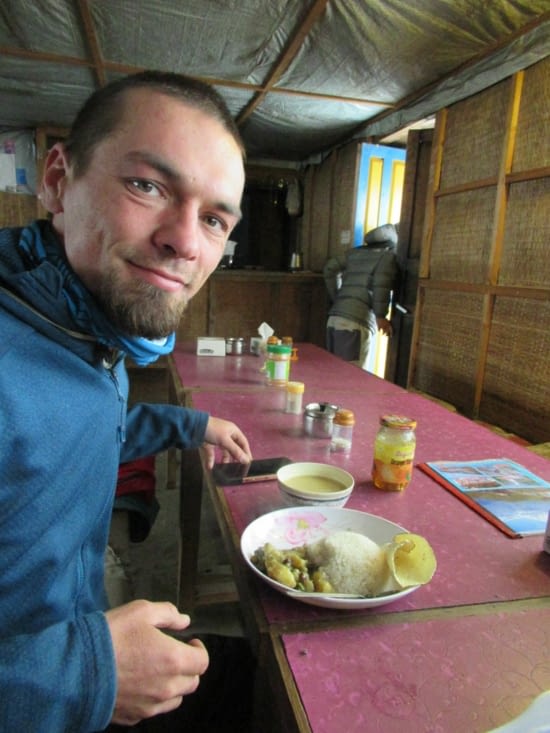 Un bon Dal Bhat cuisiné au feu de bois pour se réchauffer