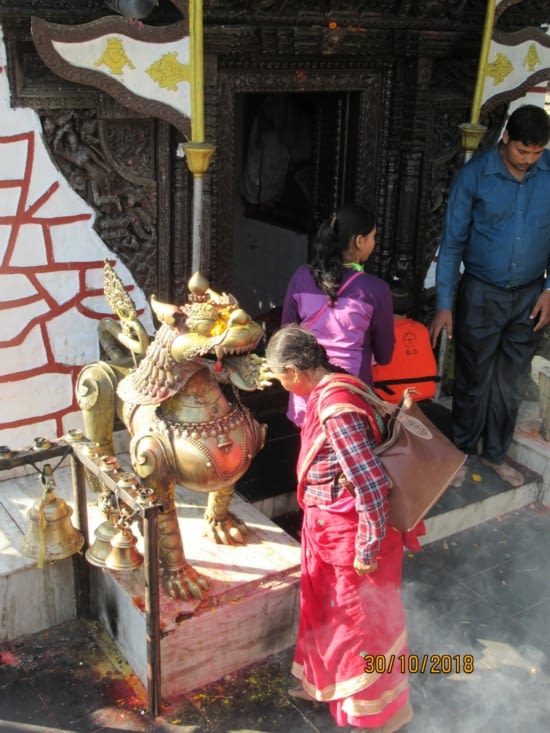 Au temple les cérémonies hindoues vont bon train